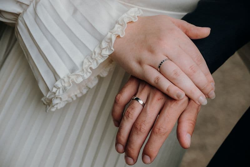 Las manos de una pareja recién casada con sus anillos